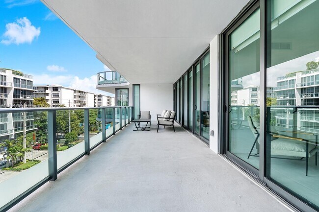 Building Photo - 9901 W Bay Harbor Dr