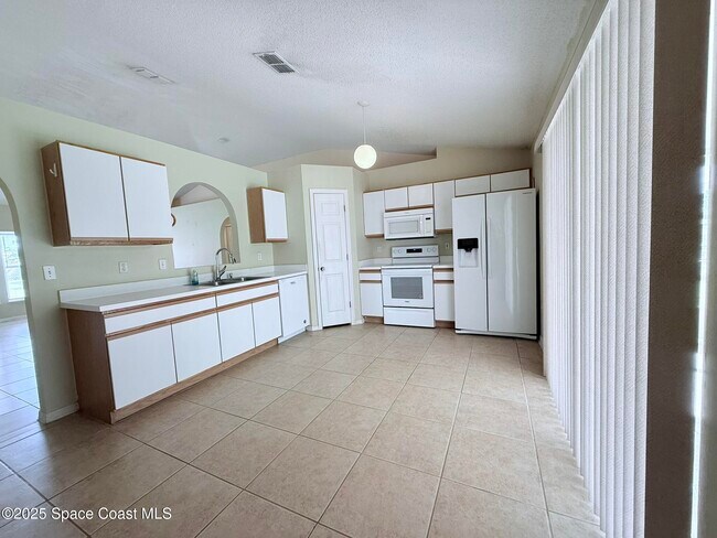 Building Photo - 3232 Wallace Ave