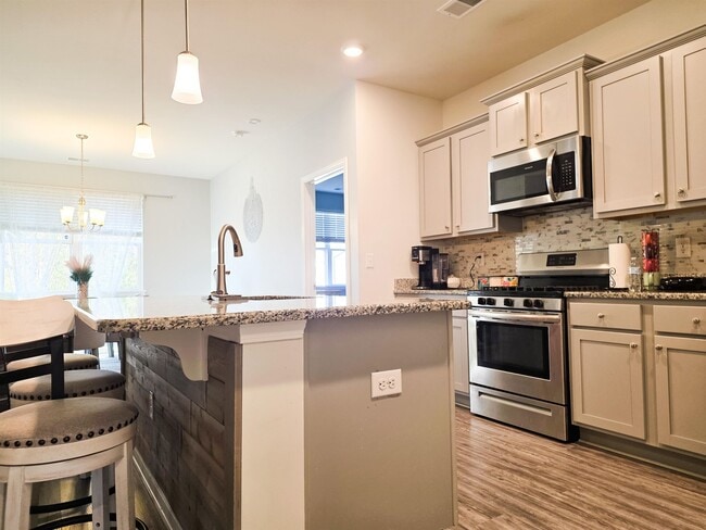 Building Photo - 212 Legends Dr