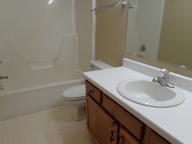 Building Photo - 2422 English Hill Dr