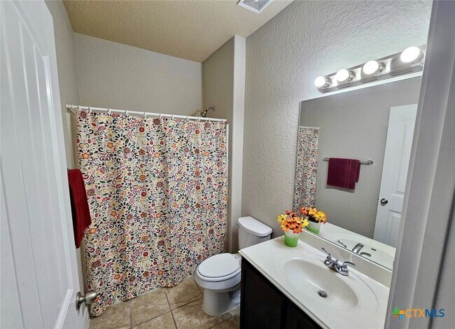 Building Photo - 729 Community Dr
