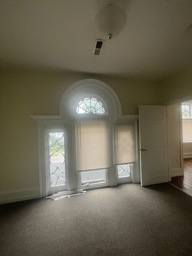 Building Photo - 15 Strathallan Park