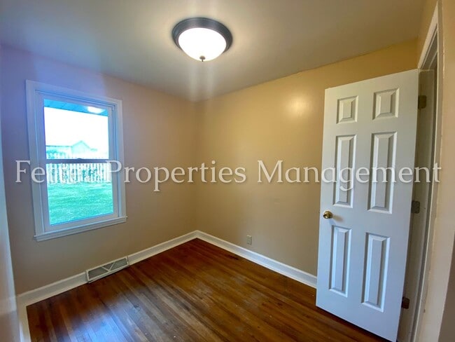 Building Photo - 4 Bedroom Home!