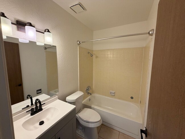 Building Photo - FRESHLY REMODELED!