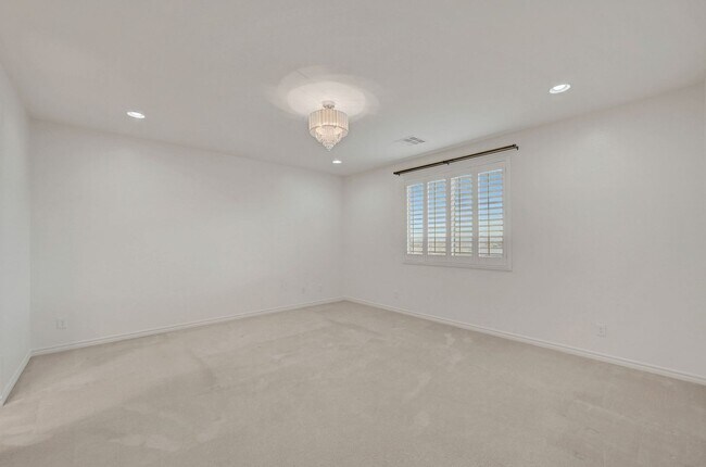 Building Photo - Stunning 4 Bedroom with Mountain Views!