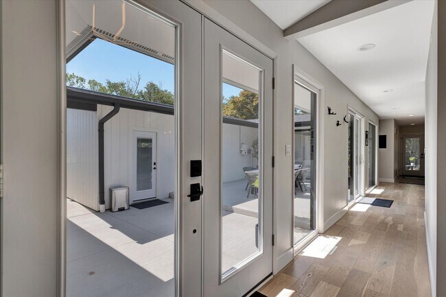 Building Photo - Luxury Ranch House on Champaign Country Club