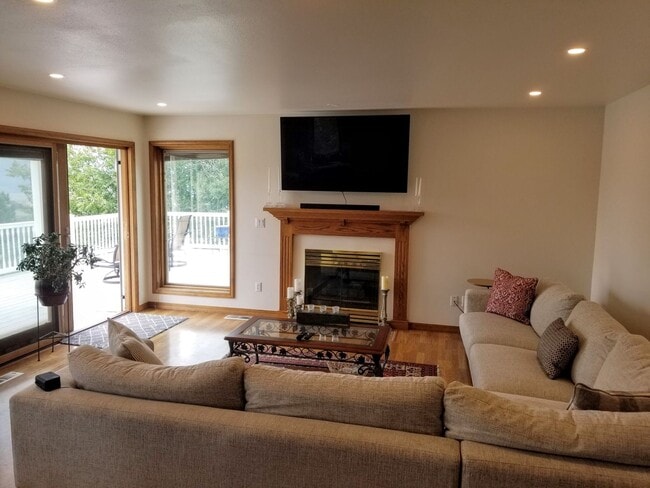 Building Photo - Welcoming 5 bed 3.5 bath South Hills Home
