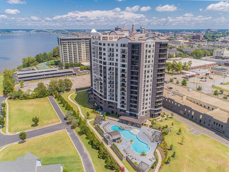 Building Photo - 717 S Riverside Dr