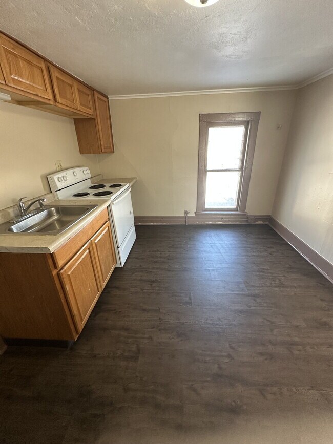 Building Photo - 1413 1/2 Linden Ave. Upper