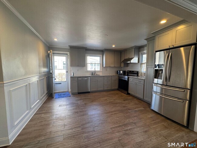 Building Photo - 1867 Broadbridge Ave