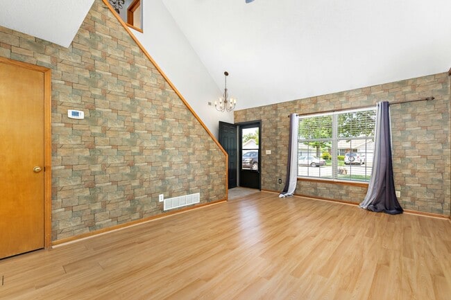 Building Photo - 1137 Dean Dr
