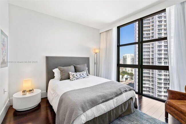 Building Photo - 16275 Collins Ave