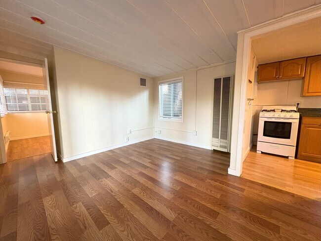Building Photo - Charming 1BR Cottage with Private Patio