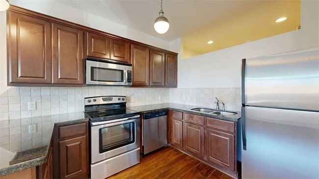 Building Photo - 206 N Main St