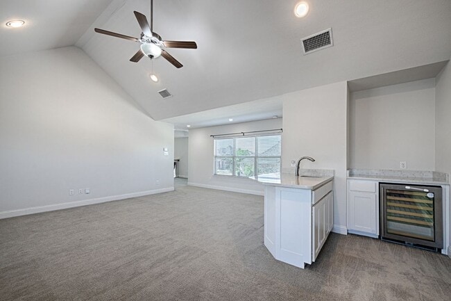 Building Photo - 4524 Del Rey Ave