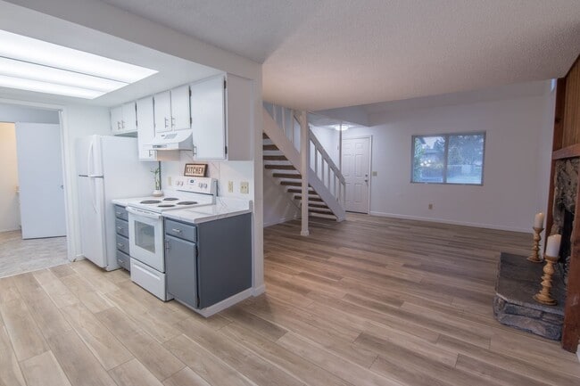 Building Photo - Updated 3 bedroom 1.5 bathroom duplex!