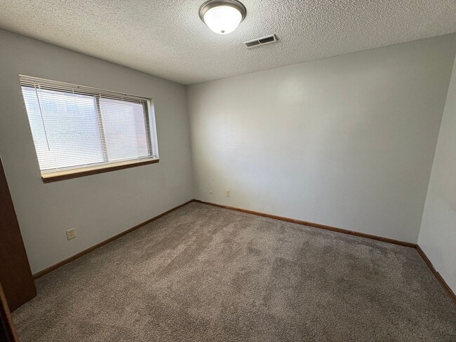 Building Photo - 4 Bedroom Apartment in Central MHK - Near Aggieville!