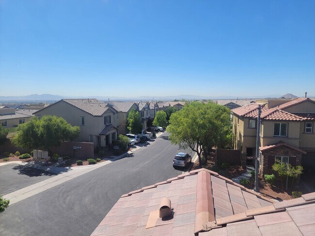 Building Photo - 2 story 4 bed 3 bath home with rooftop patio