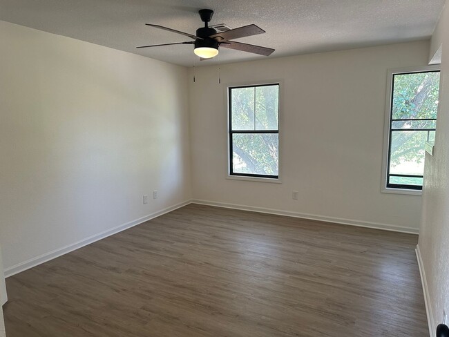 Building Photo - 3 Bedroom Townhome With Garage And Storage