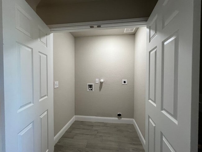 Building Photo - 3-bedroom, 2.5-bathroom townhome in Live Oak!