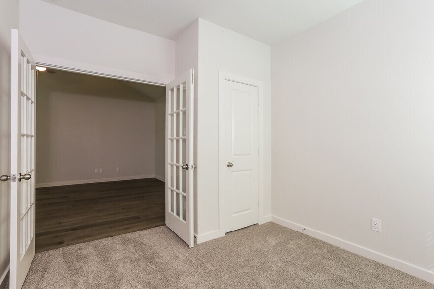 Building Photo - 1540 Woodwinds Dr