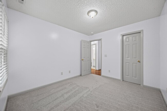 Building Photo - Beautiful 3-bed, 2 bath home in Hallmark G...