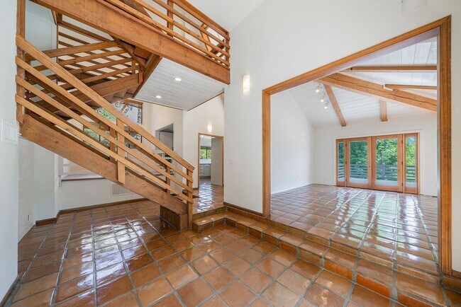 Building Photo - Beautifully Renovated Woodland Hills Home