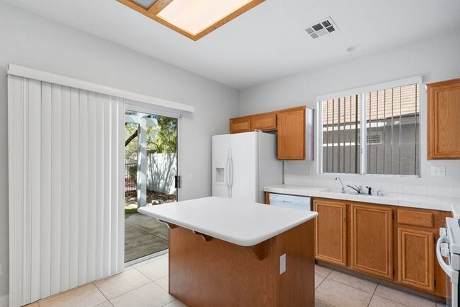 Building Photo - VERY CUTE 2 BEDROOM, SINGLE STORY HOME IN "GREEN VALLEY RANCH!!"