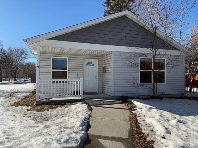 Building Photo - 819 5th St S