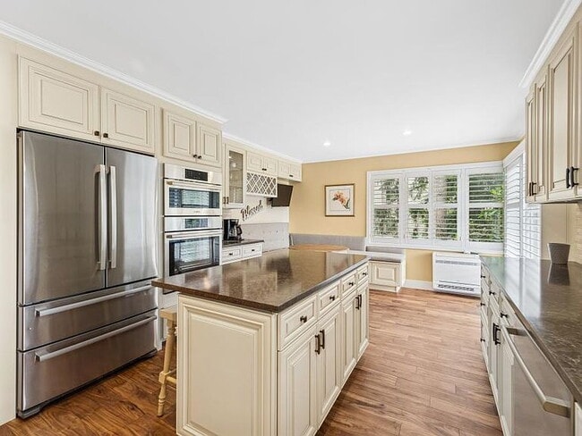 Building Photo - "Spacious 2-Bed, 2-Bath Gem in Prime Bellevue Location - 1455 Sq Ft of Modern Living!"