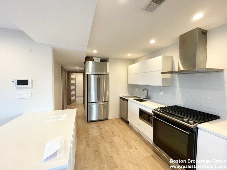 Building Photo - 119 Buttonwood St