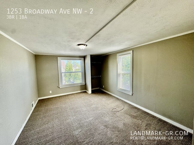 Building Photo - Updated 3 Bed/1Bath – First Month Only $1,...