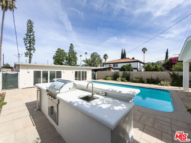 Building Photo - 5035 Zelzah Ave