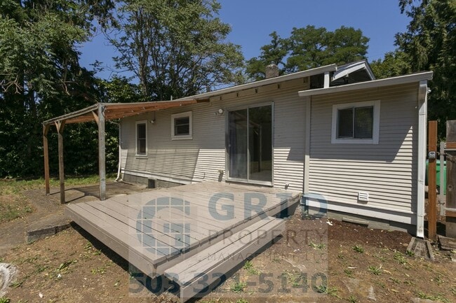 Building Photo - 2 Bedroom Home Available in Southeast Wood...