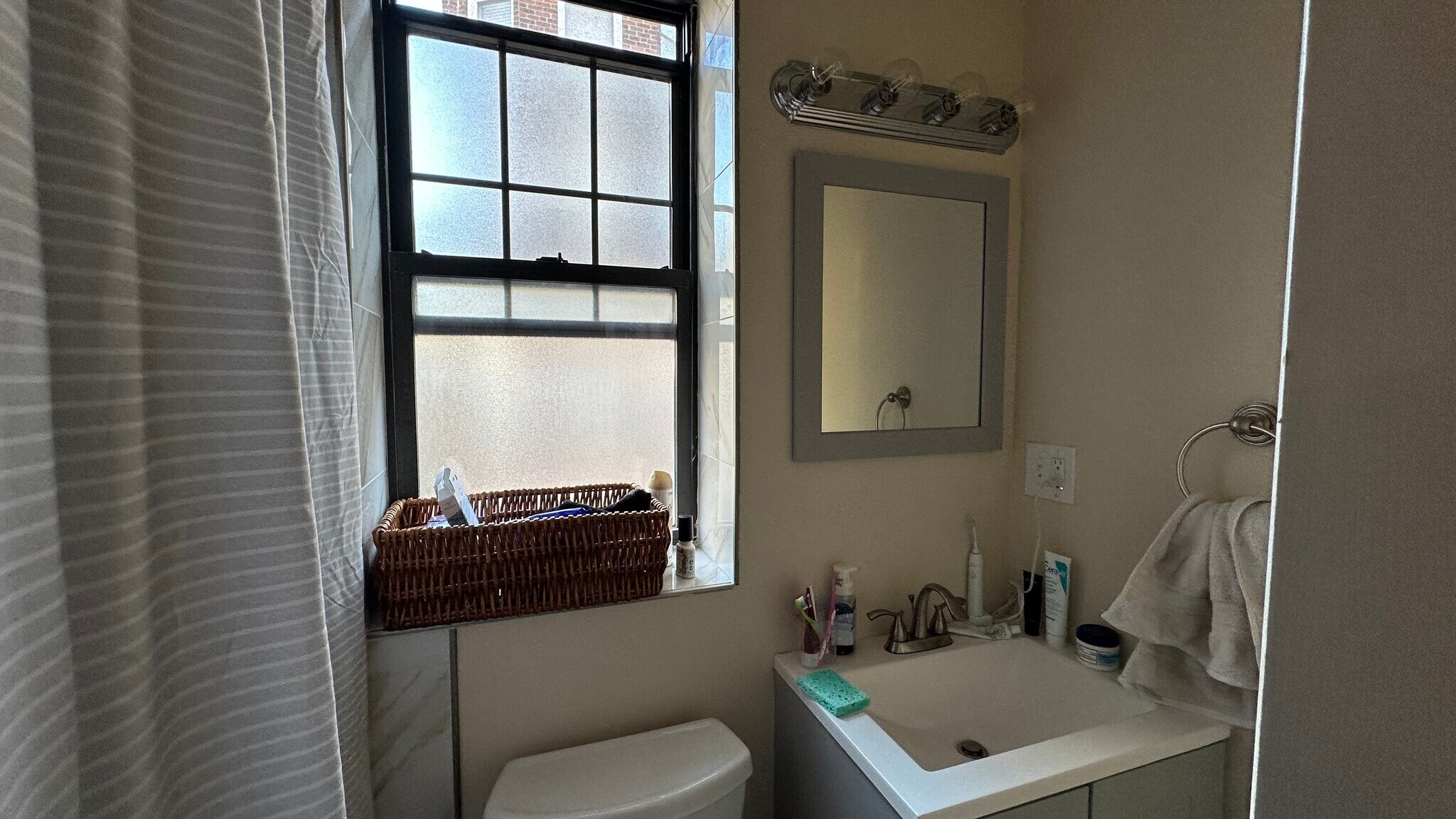 Building Photo - 70 Queensberry St