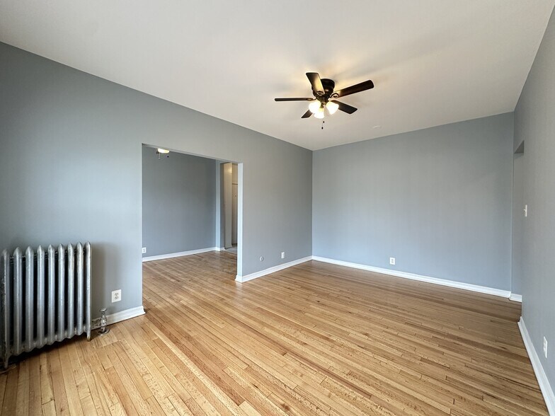 Building Photo - 1319 W Estes Ave