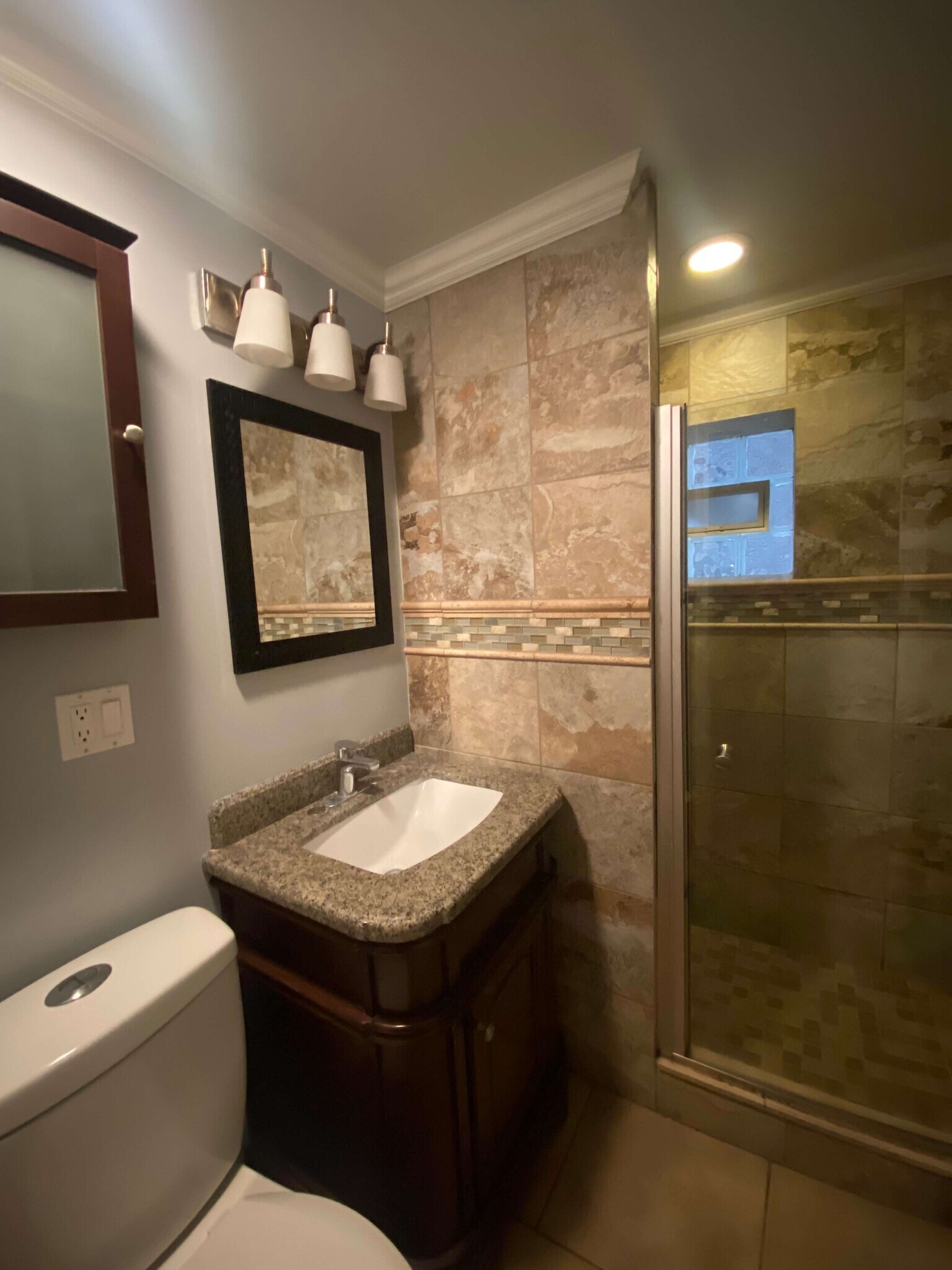 Building Photo - 2825 N Hamlin Ave