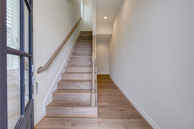 Building Photo - 730 Carriage Knls Dr
