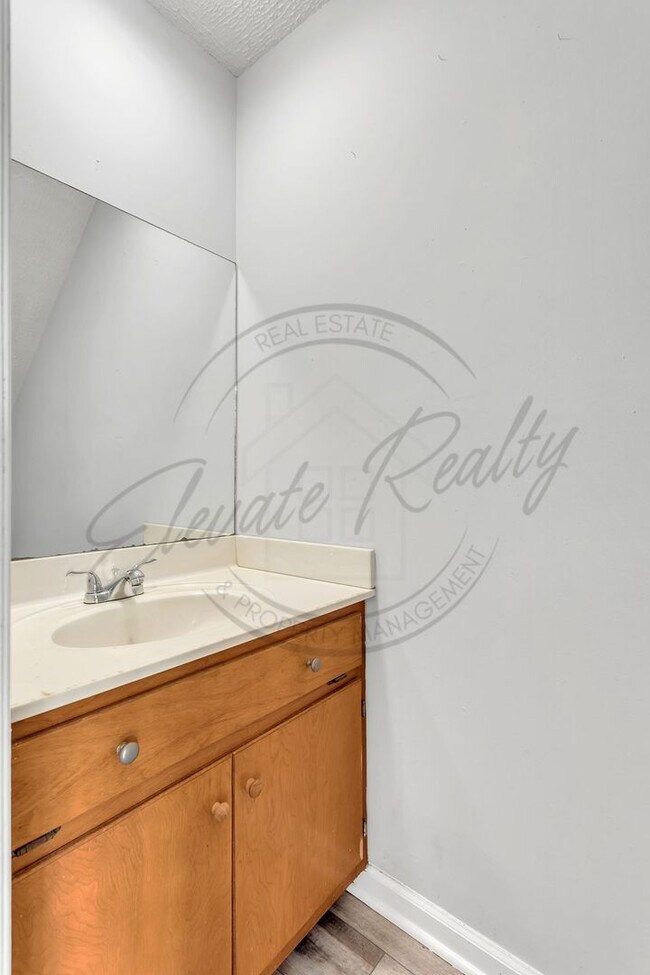 Building Photo - Three Bedroom, Two Level Duplex for Rent!