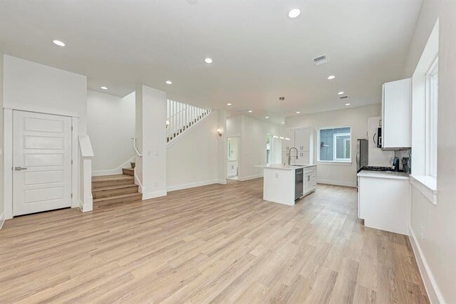 Building Photo - 401 Delmar Ave