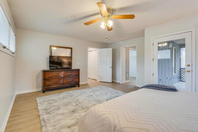 Building Photo - 5009 Emerald Dr