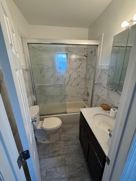 Full Bathroom - 1017 North Ave