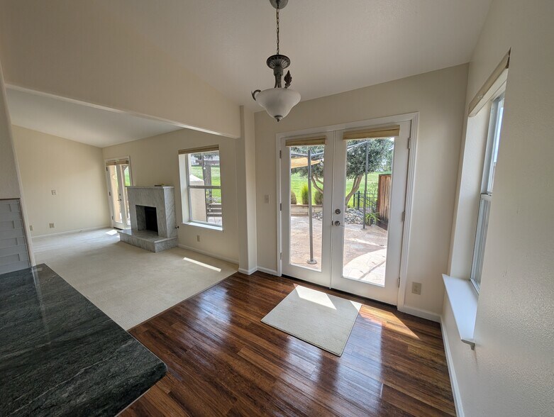 Building Photo - 520 Bobbys Ln