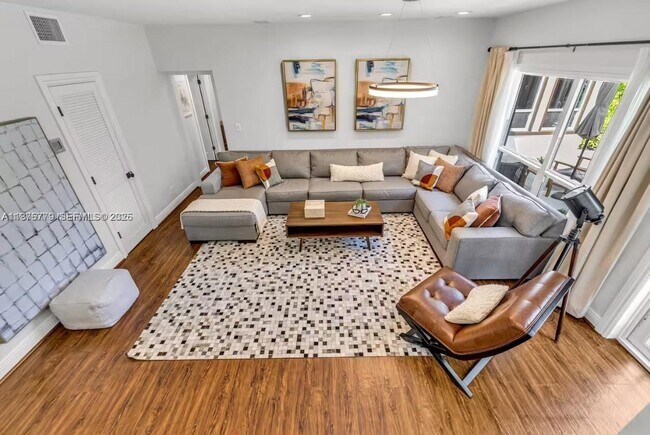 Building Photo - 110 SE 11th Ave