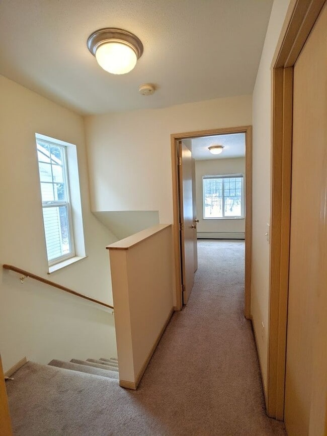 Building Photo - Townhouse, 2BD/1.5BA Condo, Radiant Heat Floors Incl Garage