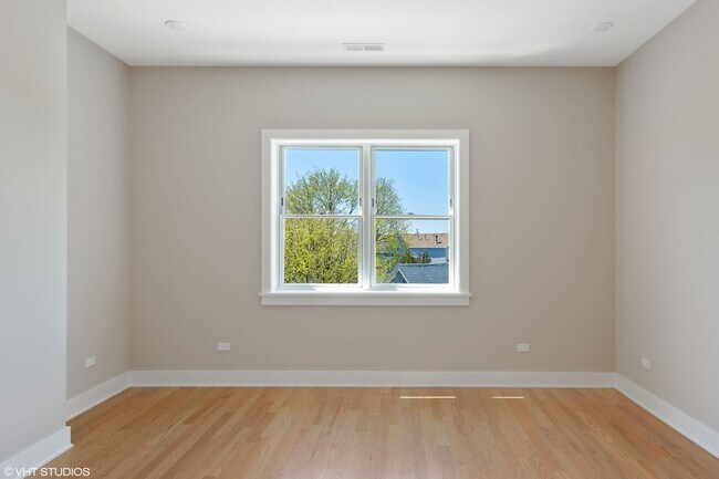 Building Photo - Pet Friendly 3 Bed 2 Bath Condo Quality in...