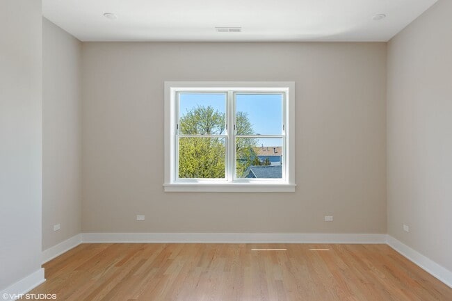 Building Photo - Pet Friendly 3 Bed 2 Bath Condo Quality in Roscoe Village