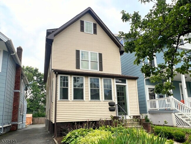 Building Photo - 60 Montague Pl