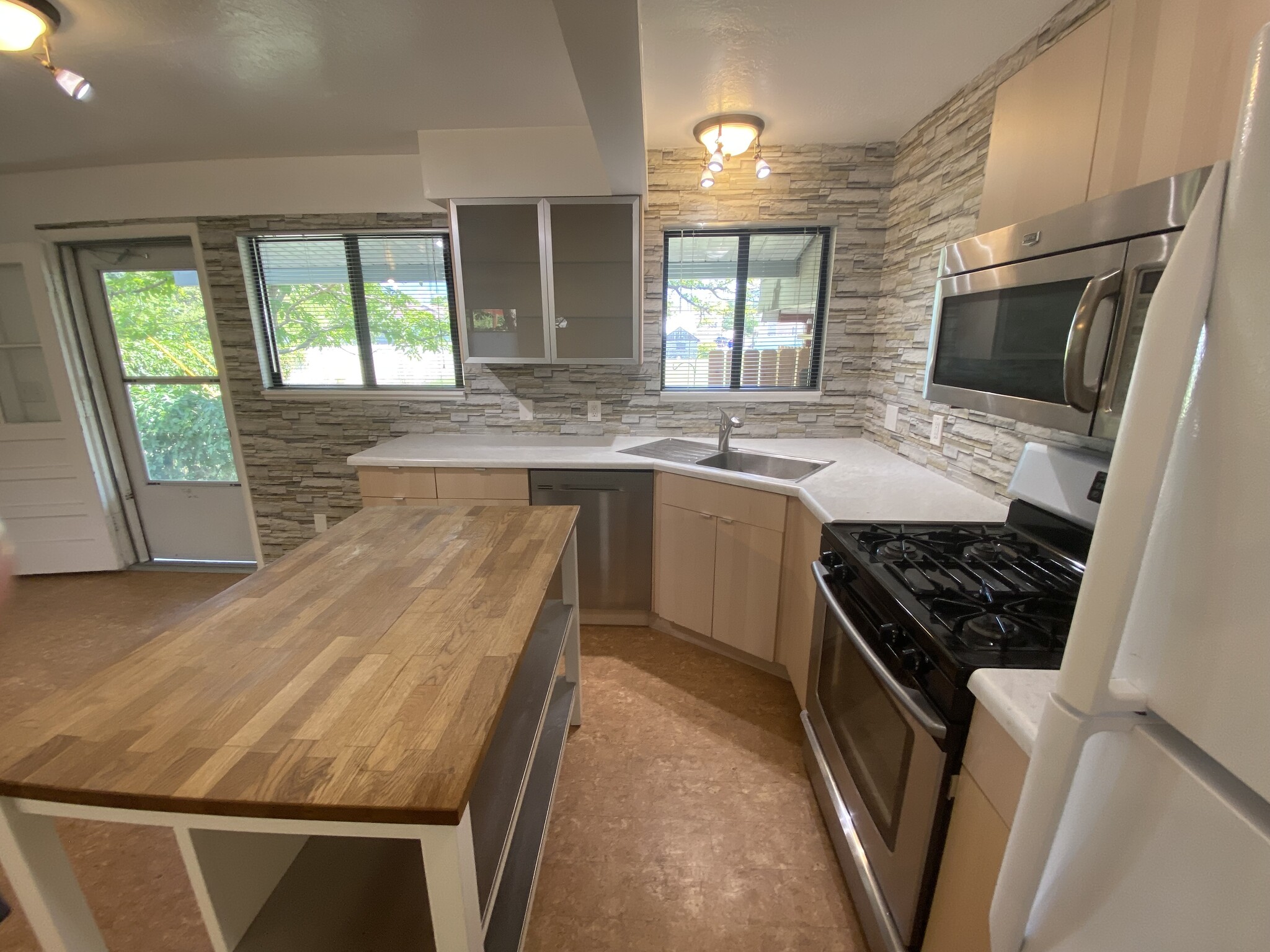 Building Photo - 401 E Maxwell Ln