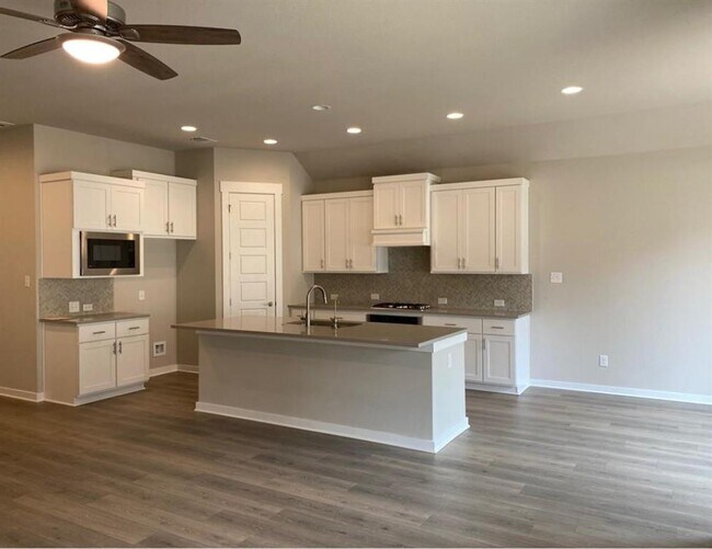Building Photo - 124 Saturnia Dr